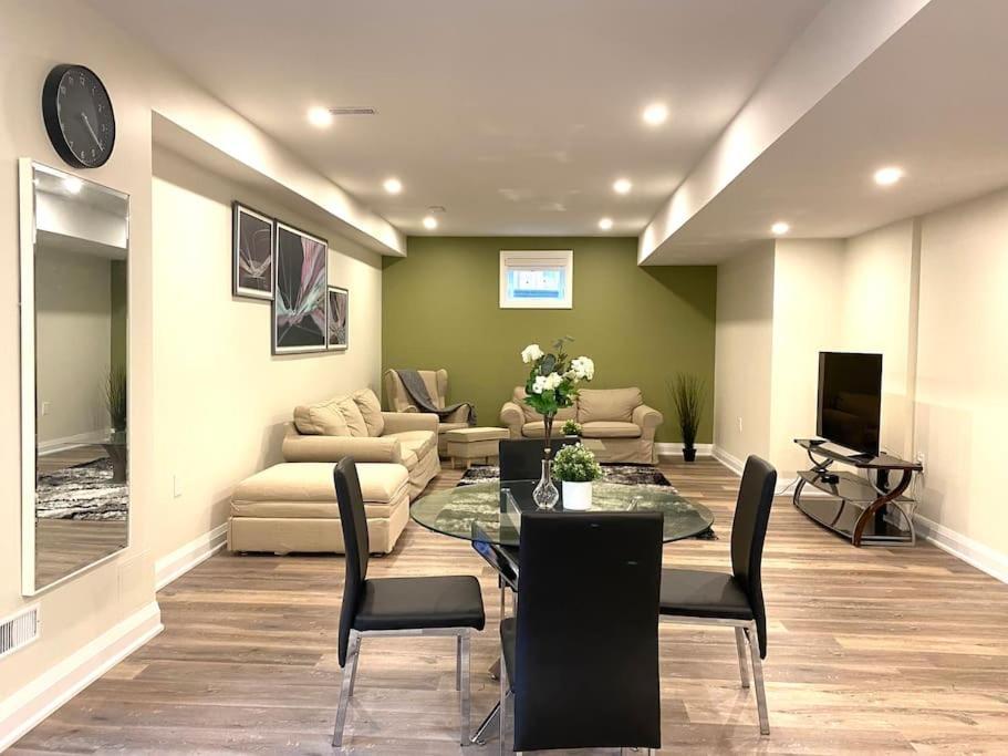Beautiful Walk Out Basement Apartment In Pickering Near Beach Eksteriør bilde