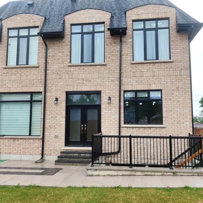Beautiful Walk Out Basement Apartment In Pickering Near Beach Eksteriør bilde