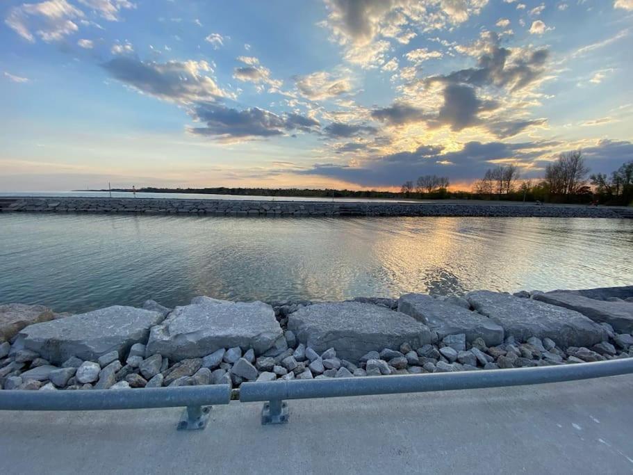 Beautiful Walk Out Basement Apartment In Pickering Near Beach Eksteriør bilde