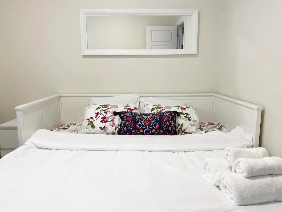 Beautiful Walk Out Basement Apartment In Pickering Near Beach Eksteriør bilde